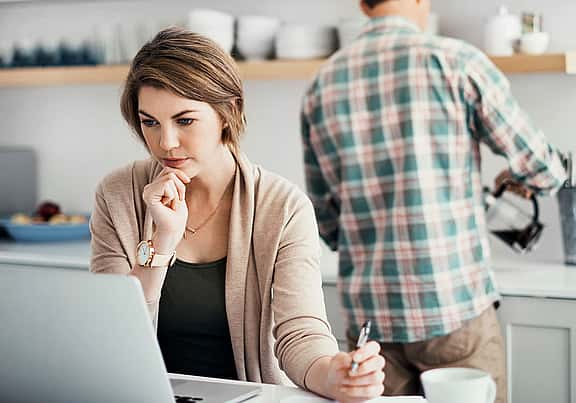 Young customer resolving invoice issues on grenke Customer Care page