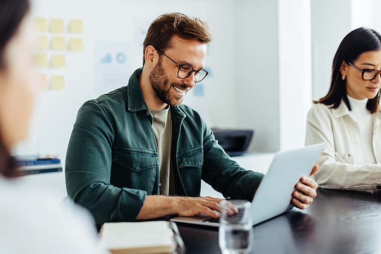 Group of five business people in a meeting room, symbolising grenke's long-term UK partnerships and strategic business support for reseller partners with speed, flexibility, and expert knowledge.