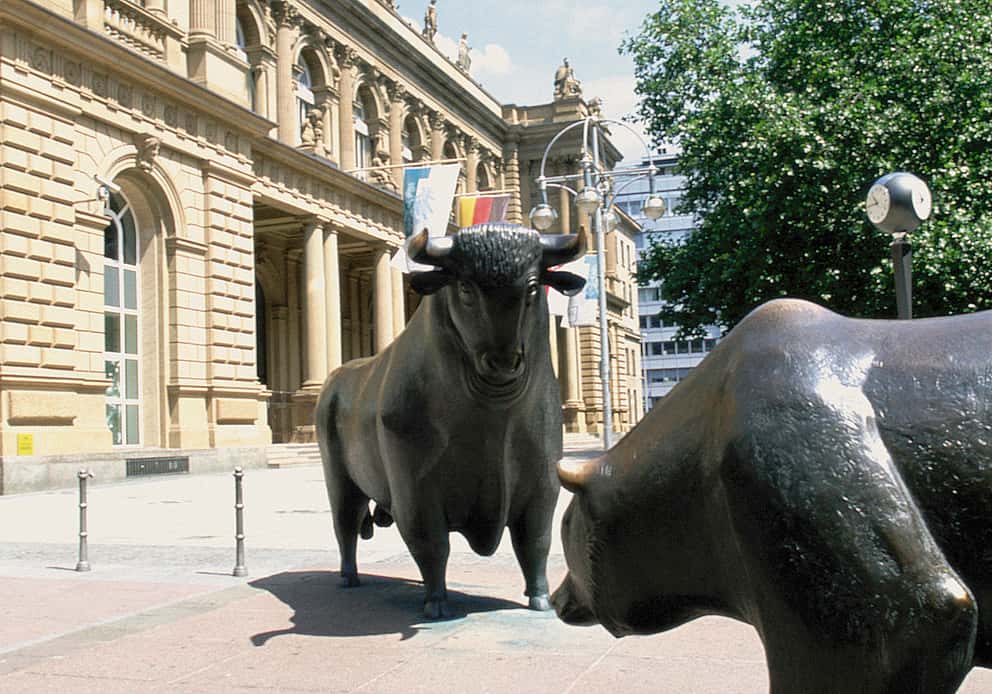 Bull and bear statue in front of the Frankfurt Stock Exchange, symbolizing grenke's IPO milestone in 2000.